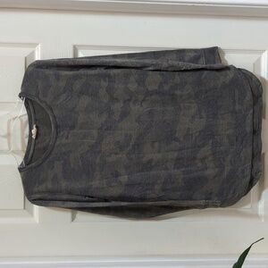 🐢June and Delaney Women's Long Sleeve Camo Sweatshirt Size Small